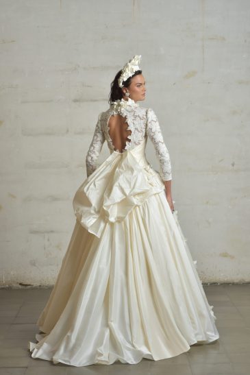 femme habillée d'une robe de mariée princesse glamour et originale à manches longues