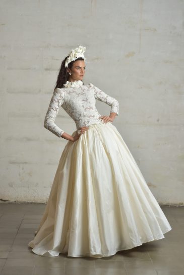 femme habillée d'une robe de mariée princesse glamour et originale à manches longues