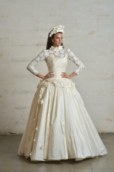 femme habillée d'une robe de mariée princesse glamour et originale à manches longues