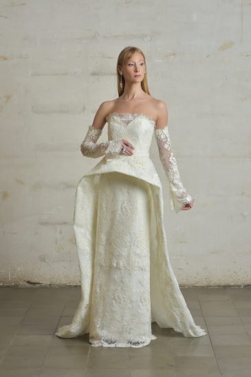 femme dans une robe de mariée glamour avec une surjupe originale à traîne