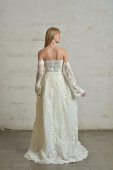 femme dans une robe de mariée glamour avec une surjupe originale à traîne