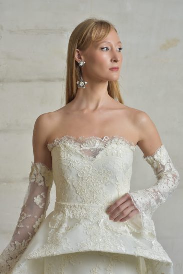 femme dans une robe de mariée glamour avec une surjupe originale à traîne