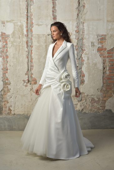 femme habillée d'une robe de mariée au top inspiration veste de costume agrémentée de jolies fleurs