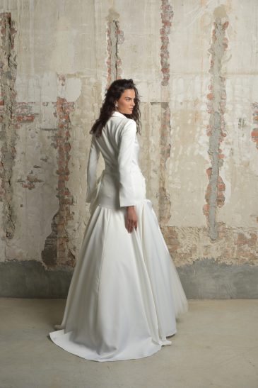 femme habillée d'une robe de mariée au top inspiration veste de costume agrémentée de jolies fleurs