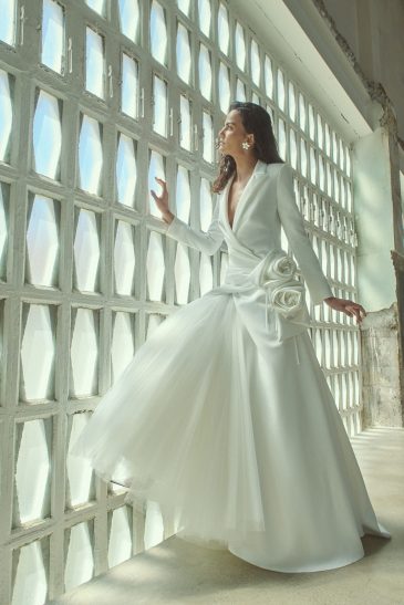 femme habillée d'une robe de mariée au top inspiration veste de costume agrémentée de jolies fleurs