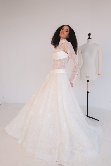 femme dans une robe de mariée princesse élégante et originale