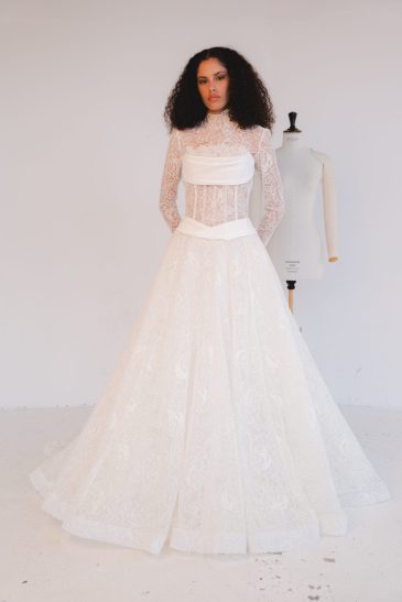 femme dans une robe de mariée princesse élégante et originale