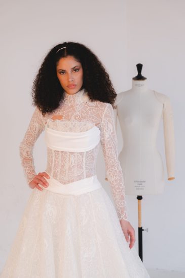 femme dans une robe de mariée princesse élégante et originale
