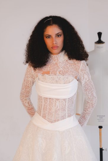 femme dans une robe de mariée princesse élégante et originale