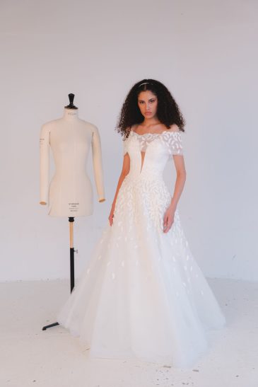 femme dans une robe de mariée princesse élégante et originale
