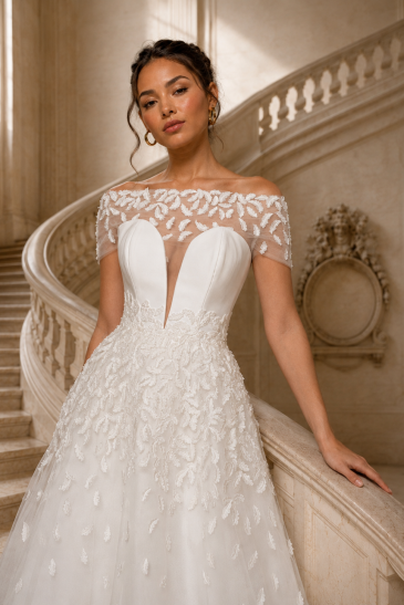 femme dans une robe de mariée princesse en dentelle dans un château