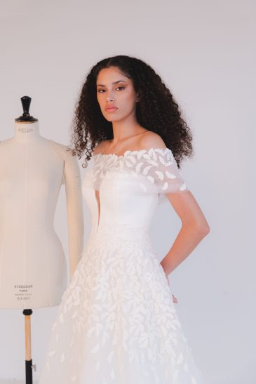 femme dans une robe de mariée princesse élégante et originale