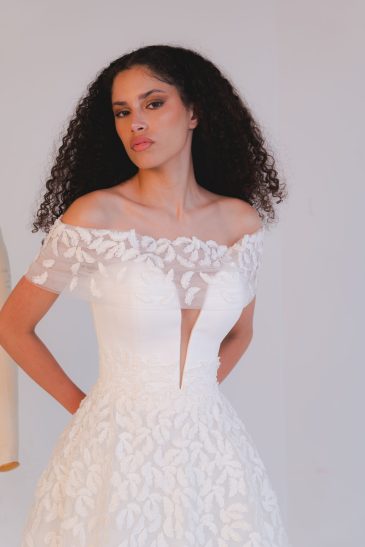 femme dans une robe de mariée princesse élégante et originale