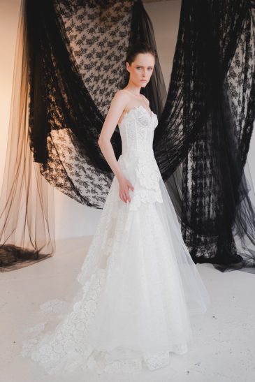 femme dans une robe de mariée princesse élégante et originale
