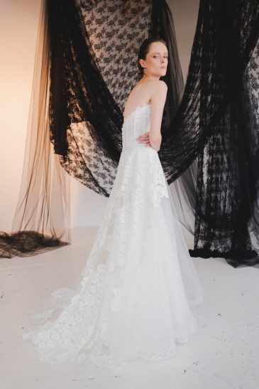 femme dans une robe de mariée princesse élégante et originale