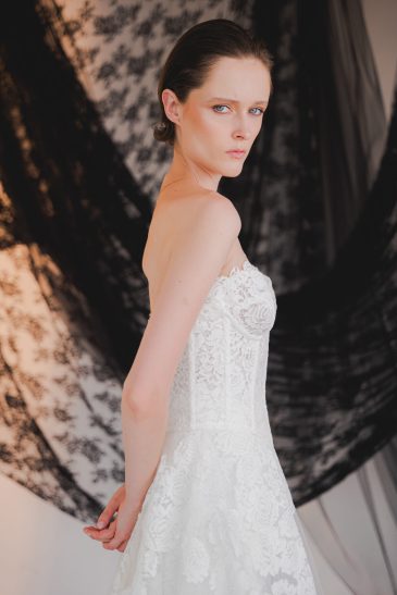femme dans une robe de mariée princesse élégante et originale