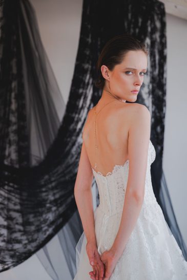 femme dans une robe de mariée princesse élégante et originale