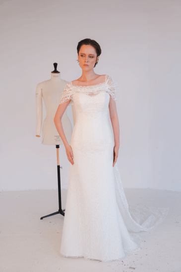 femme dans une robe de mariée sirène élégante en dentelle