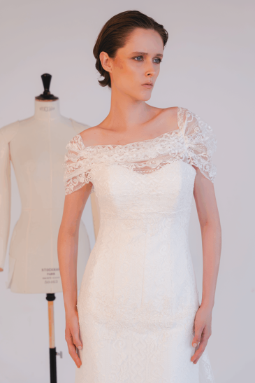 femme dans une robe de mariée sirène élégante en dentelle