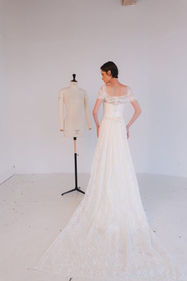 femme dans une robe de mariée sirène élégante en dentelle