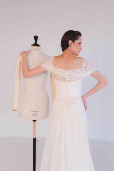 femme dans une robe de mariée sirène élégante en dentelle