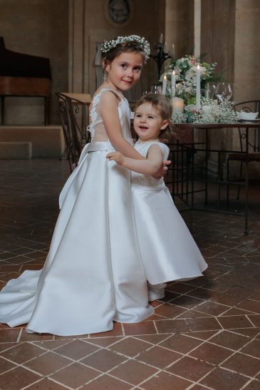 petites filles dans des robes de cérémonie enfant dans un château