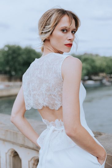 femme avec un gilet de mariée de chez cymbeline