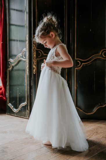 petite fille dans une robe de cérémonie enfant princesse