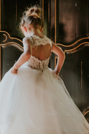 petite fille dans une robe de cérémonie enfant princesse