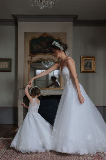 petite fille dans une robe de cérémonie enfant princesse