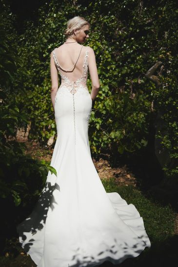 femme avec une robe de mariée sirène glamour en crêpe