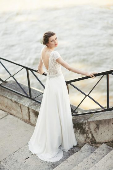 femme dans une robe de mariée épurée et romantique en dentelle à Paris