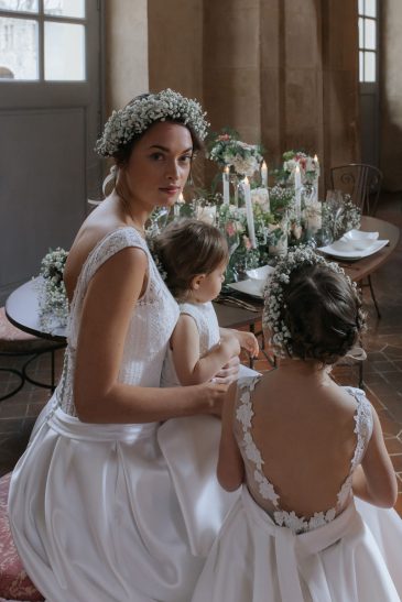 petites filles dans des robes de cérémonie enfant dans un château