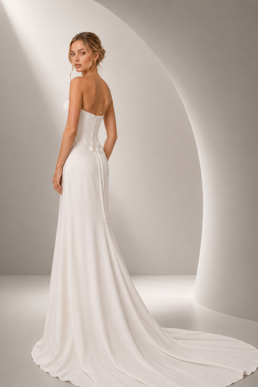 femme dans une robe de mariée épurée et minimaliste