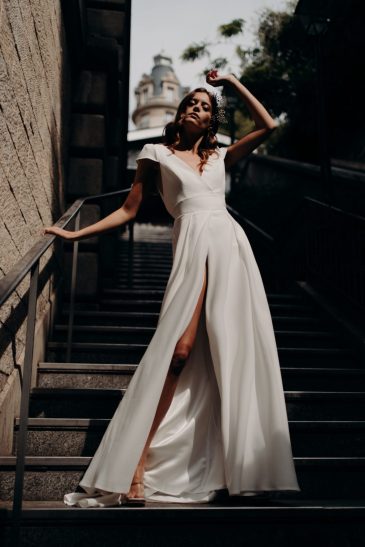 femme dans une robe de mariée jupe fendue à Paris