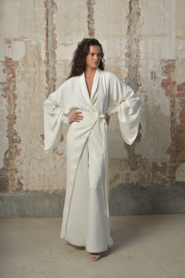 femme habillée d'une tenue de mariée très couture composée d'un kimono avant-gardiste et d'un pantalon ample raffiné