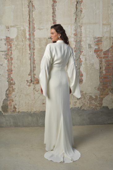 femme habillée d'une tenue de mariée très couture composée d'un kimono avant-gardiste et d'un pantalon ample raffiné