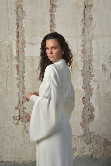 femme habillée d'une tenue de mariée très couture composée d'un kimono avant-gardiste et d'un pantalon ample raffiné