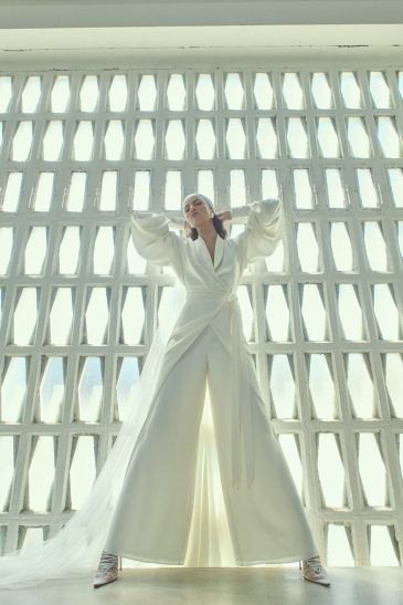 femme habillée d'une tenue de mariée très couture composée d'un kimono avant-gardiste et d'un pantalon ample raffiné