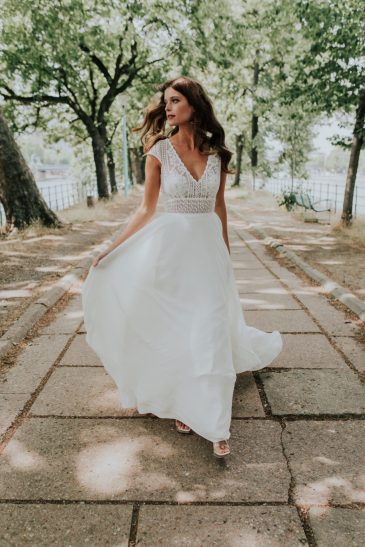 femme avec une robe de mariée bohème chic à Paris