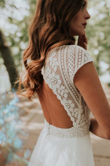 femme avec une robe de mariée bohème chic à Paris