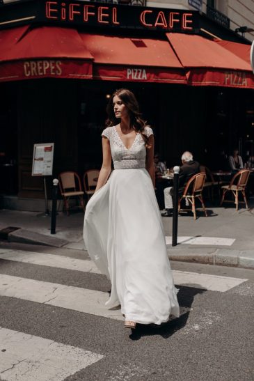 femme avec une robe de mariée bohème chic à Paris