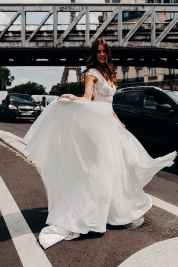 femme avec une robe de mariée bohème chic à Paris