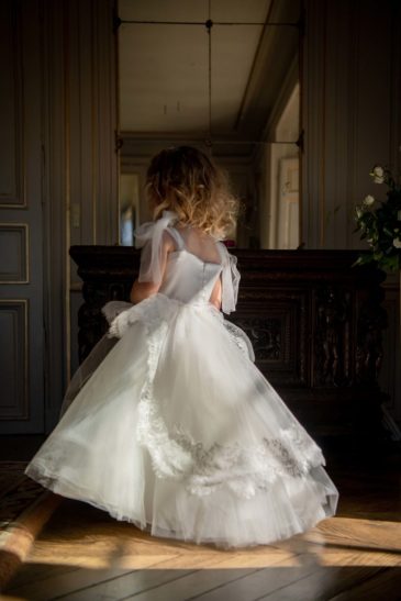 petite fille dans une robe de cérémonie enfant princesse