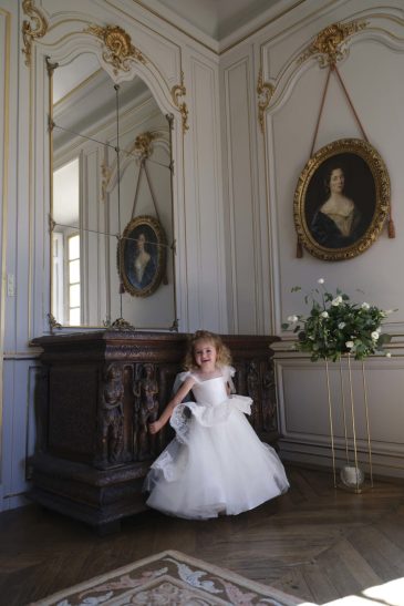 petite fille dans une robe de cérémonie enfant princesse