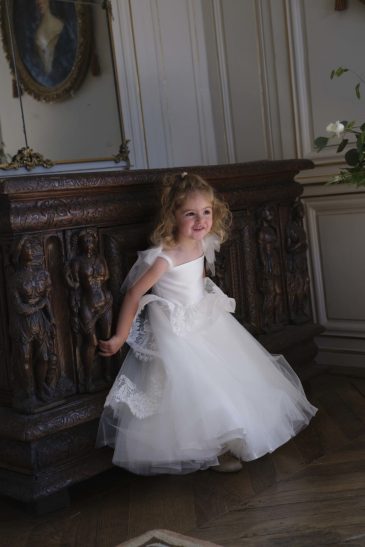 petite fille dans une robe de cérémonie enfant princesse