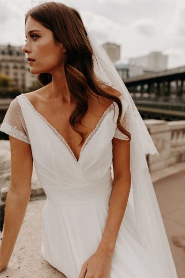 femme avec une robe de mariée épurée et bohème à Paris