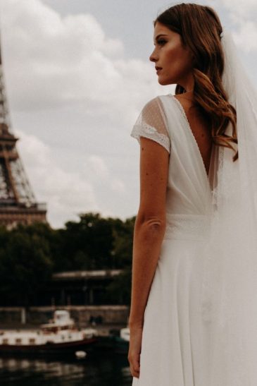 femme avec une robe de mariée épurée et bohème à Paris