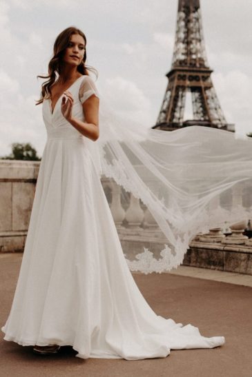 femme avec une robe de mariée épurée et bohème à Paris