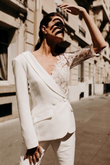 femme avec un smoking de mariée élégant et moderne à Paris